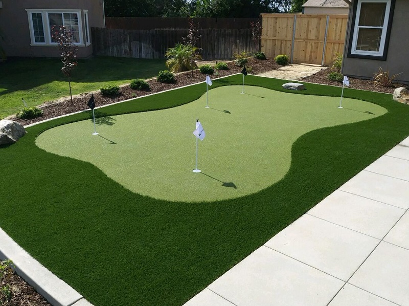 Turf putting green